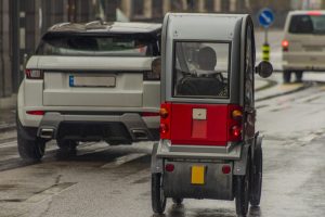 Skuter inwalidzki zabudowany – komfort i niezależność w każdą pogodę